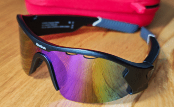 La imagen puede contener gafas de accesorios Razor y arma