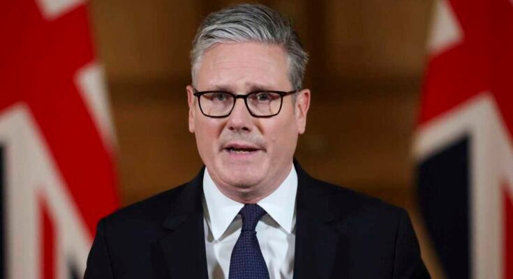 El primer ministro británico, Keir Starmer, entrega una declaración dentro de Downing Street el día del gabinete para discutir la situación en Gaza, Londres, el martes.
