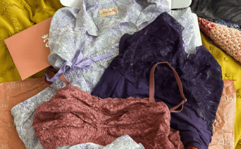 La imagen puede contener accesorios vestidos de ropa de mano con bolsillo con vestido de moda formal vestido de moda y vestido