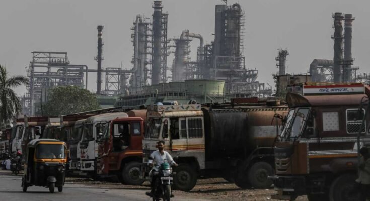 Los petroleros están fuera de una refinería de petróleo operada por Bharat Petroleum Corp. Ltd., en Mumbai, en India.