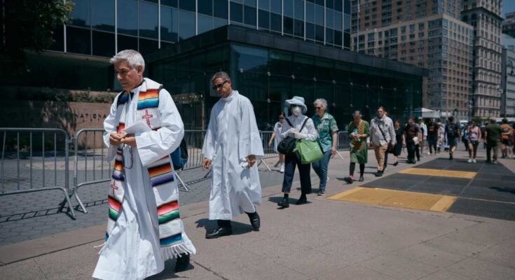 Los activistas tienen un "Caminata jericó" En apoyo de los inmigrantes a Jacob K. Javits Federal Building en junio de 2025 en Nueva York.