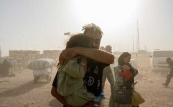 Los rapatros cruzan la frontera de Irán el 3 de julio en el Islam Qala, Afganistán. Más de 256,000 afganos abandonaron Irán para Afganistán el mes pasado, según la Organización Internacional para la Migración de las Naciones Unidas, antes de una fecha límite del 6 de julio impuesta por el gobierno iraní para que todos los afganos indocumentados abandonen el país.
