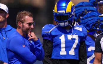 El entrenador en jefe de Los Angeles Rams, Sean McVay, a la izquierda, habla con el receptor abierto Davante Adams durante un campamento de entrenamiento para los Dallas Cowboys, el martes 5 de agosto de 2025, en Oxnard, California (Foto / Mark J. Terrill)