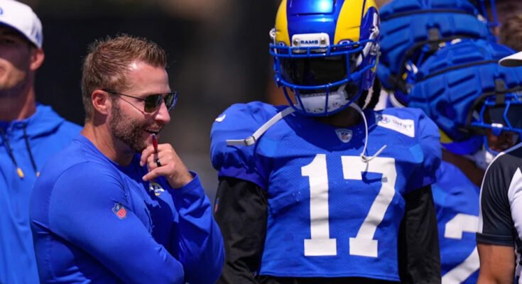 El entrenador en jefe de Los Angeles Rams, Sean McVay, a la izquierda, habla con el receptor abierto Davante Adams durante un campamento de entrenamiento para los Dallas Cowboys, el martes 5 de agosto de 2025, en Oxnard, California (Foto / Mark J. Terrill)