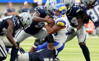 Ballon Rams Jarquez Hunter es abordado por la defensa de los Dallas Cowboys durante un partido de pretemporada.