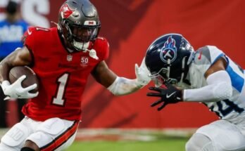El corredor de Bucs, Rachaad, los titanes de los Titanes, Mike Brown, en el primer cuarto del partido de pretemporada el sábado. © Jefferee Woo