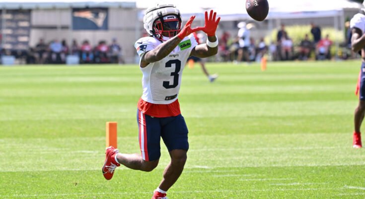 DeMario Douglas de los Patriots posó para el papel de 2025, como las flores de Zay de los Ravens
