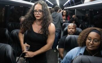 Los legisladores del Estado de Texas a bordo de un autobús después de una conferencia de prensa en la sede del Partido Demócrata del Condado de Daño el 03 de agosto de 2025 en Carol Stream, Illinois. El grupo de legisladores demócratas abandonó el estado más temprano en el día, por lo que no se pudo unir un quórum durante una sesión especial para redirigir al estado.
