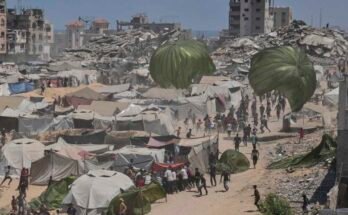 Los palestinos se apresuran a recolectar ayuda humanitaria diseminada por paracaídas en la ciudad de Gaza el 7 de agosto de 2025.