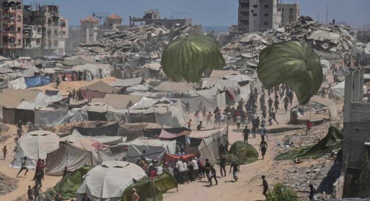 Los palestinos se apresuran a recolectar ayuda humanitaria diseminada por paracaídas en la ciudad de Gaza el 7 de agosto de 2025.