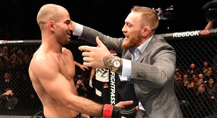 Belt, Irlanda del Norte - 19 de noviembre: (LR) Artem Lobov de Rusia famosa con TeamAmte y el campeón de UFC Conor McGregor después de su lucha emplumada contra sus plumas en Ishihara durante la noche de combate de UFC en la región del SSE el 19 de noviembre de 2016 en Beltfast, en el norte de Irlanda. Lobov venció a Ishihara con una decisión unánime. (Foto de Brandon Magnus / Zuffa LLC / Zuffa LLC a través de Getty Images)