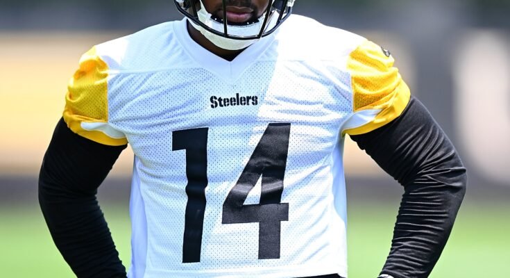 Kenneth Gainwell # 14 de los Pittsburgh Steelers en acción durante el minicampamento en el complejo deportivo UPMC Rooney el 11 de junio de 2025 en Pittsburgh, en Pensilvania.