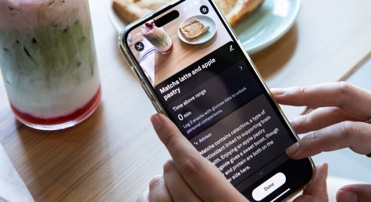 La persona escanea un matcha latte y una masa de manzana en la aplicación de anillo de Oura