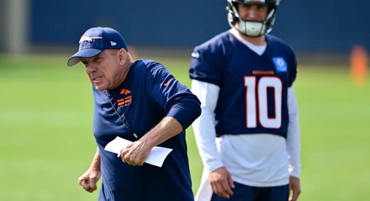 Centennial, CO - 31 de julio: El entrenador en jefe de Denver Broncos, Sean Payton, demuestra una decisión para el QB Bo Nix (10) durante el campamento de entrenamiento del Parque Broncos impulsado por Commonspirit en Centennial, Colorado, jueves 31 de julio de 2025. (Foto del Grupo de Andy Cross / Medianews / The Denver Post a través de Getty Images))))))))))))))))))))))))))))))))))))))))))))))))))))))))))))))))))))))))))))))))))))))))))))))))))))))
