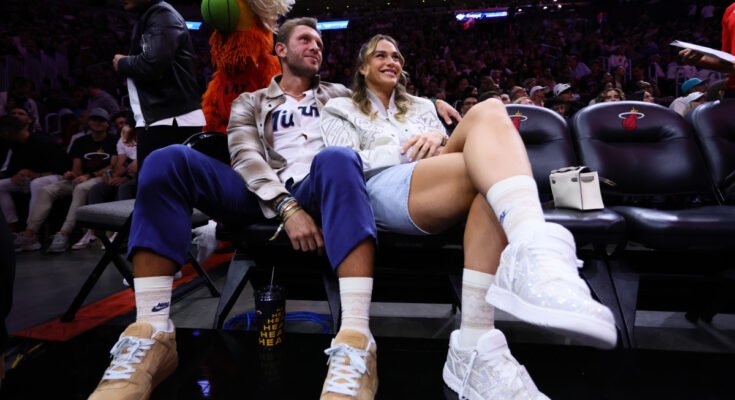 La estrella del tenis Aryna Sabalenka reacciona después de que su novio `` compró un club de fútbol ''