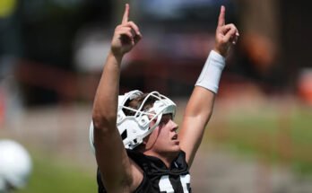 El cuarto de Texas Arch Manning (16) reacciona durante una práctica de fútbol de la Universidad de la NCAA en Austin, Texas, el miércoles 30 de julio de 2025.
