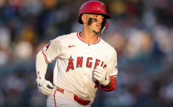 Los Angelinos Zach Neto detuvieron la parada dirigida por las bases después de golpear un jonrón en la primera ronda el lunes por la noche.