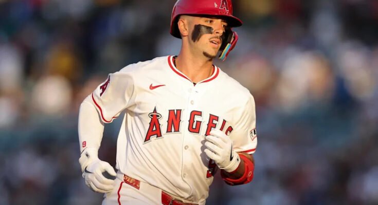Los Angelinos Zach Neto detuvieron la parada dirigida por las bases después de golpear un jonrón en la primera ronda el lunes por la noche.