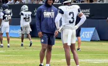 La secundaria de los Dallas Cowboys, Micah Parsons, está hablando con el receptor abierto George Pickens durante el campamento de entrenamiento de fútbol de Dallas Cowboys NFL en Oxnard, California, el sábado 2 de agosto de 2025. (Photo / Dan Greenspan)