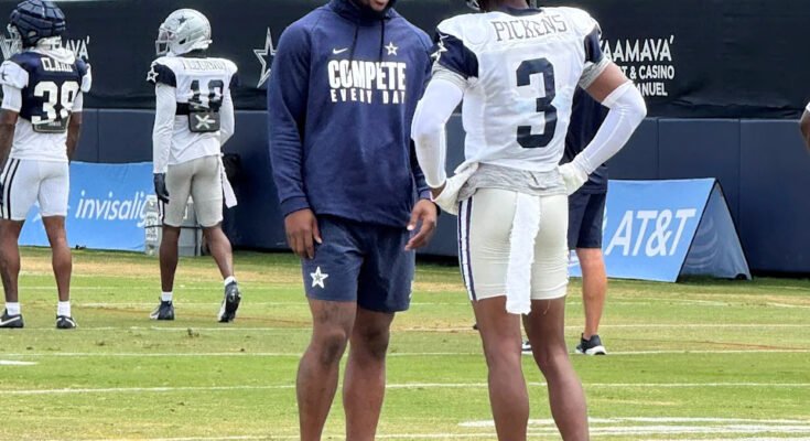 La secundaria de los Dallas Cowboys, Micah Parsons, está hablando con el receptor abierto George Pickens durante el campamento de entrenamiento de fútbol de Dallas Cowboys NFL en Oxnard, California, el sábado 2 de agosto de 2025. (Photo / Dan Greenspan)