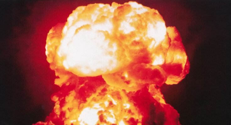 La historia y la física de la bomba atómica