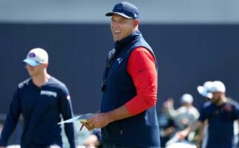 Mike Truebel de los Patriots gana respeto, la admiración de los jugadores después de perder sangre, que se libró a la práctica conjunta