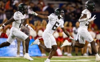 Oregon Ducks giro secundario cabezas con un tamaño que ingresa al campo de 2025