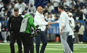 Cada entrenador en jefe del calendario de Oregon Ducks en 2025, clasificado por Curriculum Vitae