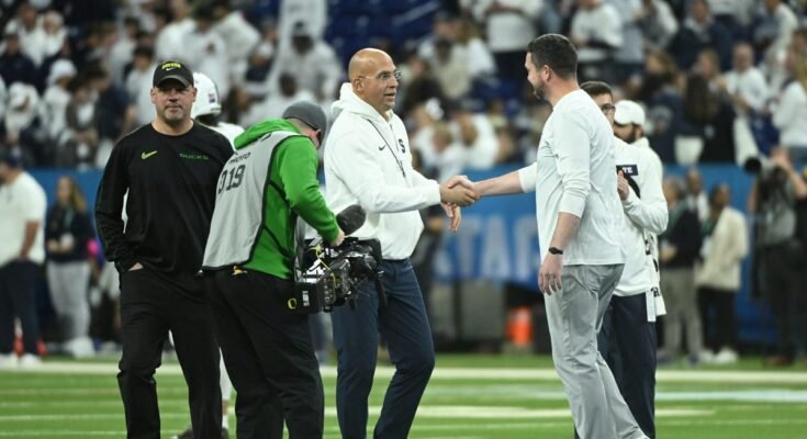 Cada entrenador en jefe del calendario de Oregon Ducks en 2025, clasificado por Curriculum Vitae