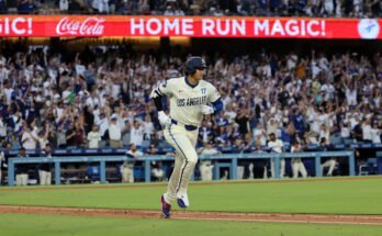 La estrella de Dodgers, Shohei Ohtani, golpea su 40º jonrón de la temporada el sábado contra los Azulejos.