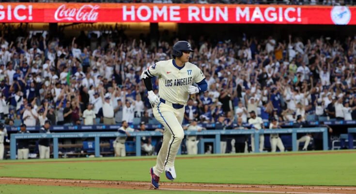 La estrella de Dodgers, Shohei Ohtani, golpea su 40º jonrón de la temporada el sábado contra los Azulejos.