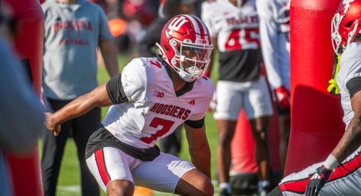 La seguridad del fútbol de Indiana Louis Moore presenta un juicio contra la NCAA sobre las reglas de elegibilidad