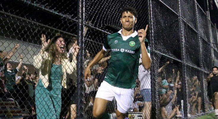 Maximilian Kissel's Out -de tiempo dejando el primer título de Vermont Green
