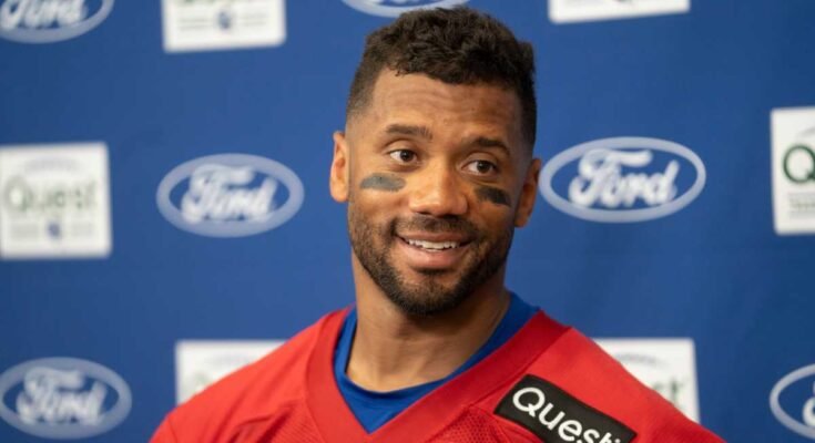 El cambio de aparición de Russell Wilson durante 13 años y más atrae la atención