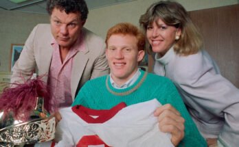 El trimestre de la Escuela Secundaria Capistrano Valley, Todd Marinovich, firma su carta de intención de asistir a la Universidad del Sur de California con los padres Marr Marinovich y la madre Trudi Marinovich, 10 de febrero de 1988 en Mission Viejo, California. (Foto de Bob Riha, Jr./Getty Images)