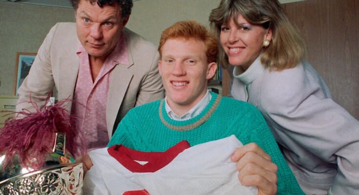 El trimestre de la Escuela Secundaria Capistrano Valley, Todd Marinovich, firma su carta de intención de asistir a la Universidad del Sur de California con los padres Marr Marinovich y la madre Trudi Marinovich, 10 de febrero de 1988 en Mission Viejo, California. (Foto de Bob Riha, Jr./Getty Images)