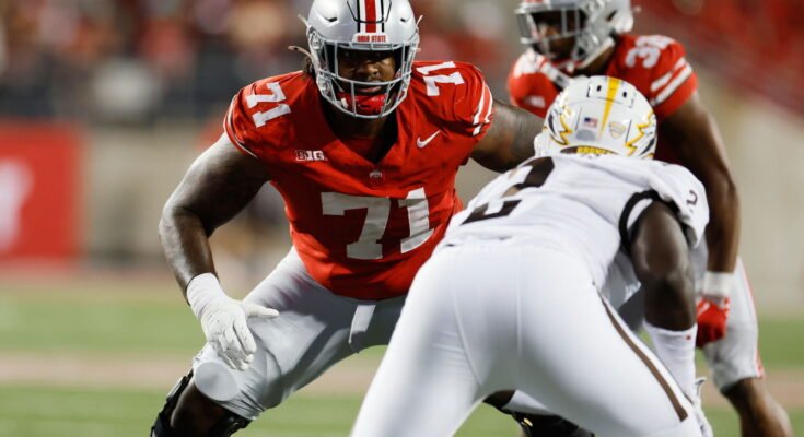 "Esto es lo más divertido que puedes hacer": Josh Simmons parece un tackle de élite en el campo de entrenamiento.