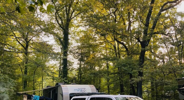Nuestro campamento está en Cades Cove en el Parque Nacional Great Smoky Mountains. Ninguna conexión para la electricidad o el agua significaba que necesitábamos traer nuestra propia energía.