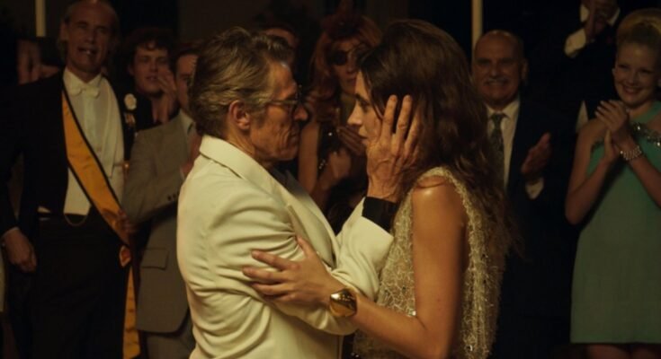Willem Dafoe en el retrato del multimillonario griego en "La fiesta de cumpleaños"