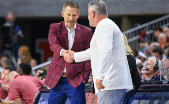 11 de febrero de 2023; Auburn, Alabama, Estados Unidos; El entrenador en jefe de Alabama Crimson Tide Nate Oats y el entrenador en jefe de los Auburn Tigers, Bruce Pearl, sirve una mano antes de un partido de baloncesto de la NCAA en Neville Arena. Crédito obligatorio: Julie Bennett-Imagn Images