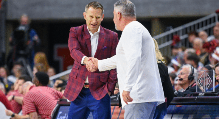 11 de febrero de 2023; Auburn, Alabama, Estados Unidos; El entrenador en jefe de Alabama Crimson Tide Nate Oats y el entrenador en jefe de los Auburn Tigers, Bruce Pearl, sirve una mano antes de un partido de baloncesto de la NCAA en Neville Arena. Crédito obligatorio: Julie Bennett-Imagn Images