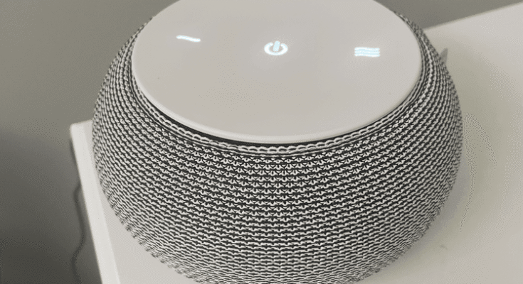 La imagen puede contener: esfera, arte, porcelana, cerámica, lámpara, muebles y mesa