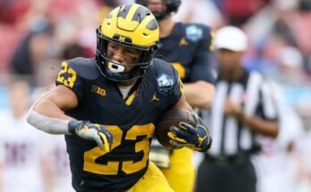 31 de diciembre de 2024; Tampa, FL, Estados Unidos; Michigan Wolverines, el portador del balón Jordan Marshall (23) corre con el balón contra Alabama Crimson Tide en el primer cuarto durante el Raymond James. Crédito obligatorio: Nathan Ray Seebeck-Imagn Images