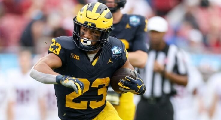 31 de diciembre de 2024; Tampa, FL, Estados Unidos; Michigan Wolverines, el portador del balón Jordan Marshall (23) corre con el balón contra Alabama Crimson Tide en el primer cuarto durante el Raymond James. Crédito obligatorio: Nathan Ray Seebeck-Imagn Images