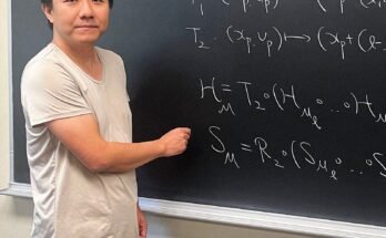 La imagen puede contener sōichirō takashima persona maestra para mesa adulta negra y texto