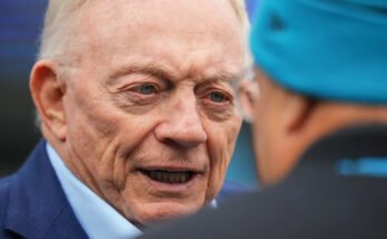 Jerry Jones adopta un enfoque para el paciente con la situación contractual de Micah Parsons. (Foto de Grant Halverson / Getty Images)