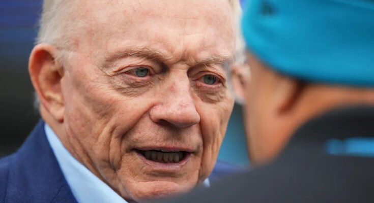 Jerry Jones adopta un enfoque para el paciente con la situación contractual de Micah Parsons. (Foto de Grant Halverson / Getty Images)