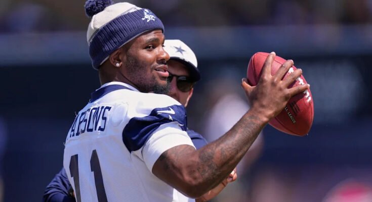 El extremo defensivo de los Cowboys de Dallas, Micah Parsons, está en el campo durante un fragmento de campamento de entrenamiento contra los Rams de Los Ángeles, el martes 5 de agosto de 2025, en Oxnard, California (AP Photo / Mark J. Terrill)