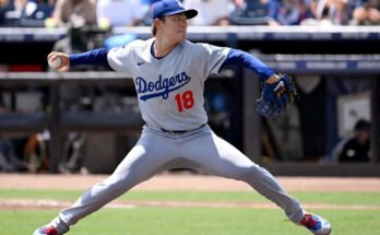 El lanzador de los Dodgers, Yoshinobu Yamamoto, lanzó el balón durante la primera ronda de una victoria sobre los Rays en Tampa, Florida.