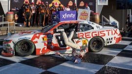 Connor Zilisch sufre de la clavícula rota después de caer de su auto en Victory Lane después de la carrera de Nascar Xfinity